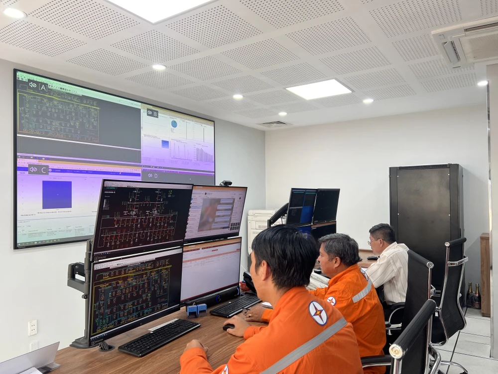 Không khí làm việc tại Đội vận hành lưới điện Gia Định.