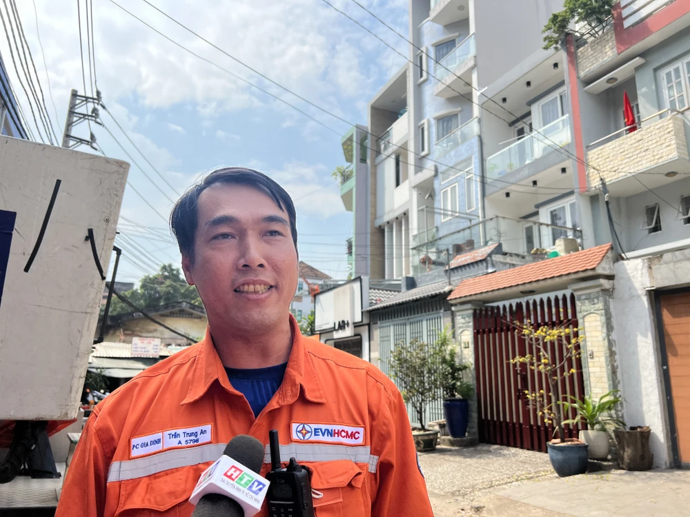 Anh Trần Trung An - Đội vận hành lưới điện Gia Định chia sẻ cảm xúc trong buổi làm việc đầu năm. Ảnh: ĐÀO TRANG.