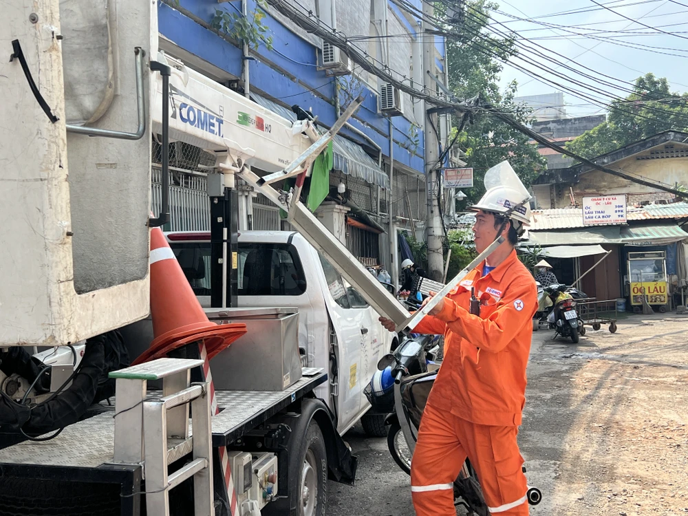 Công ty Điện lực Gia Định luôn ứng trực đảm bảo cung cấp điện xuyên tết và trong năm 2023. Ảnh: ĐÀO TRANG.