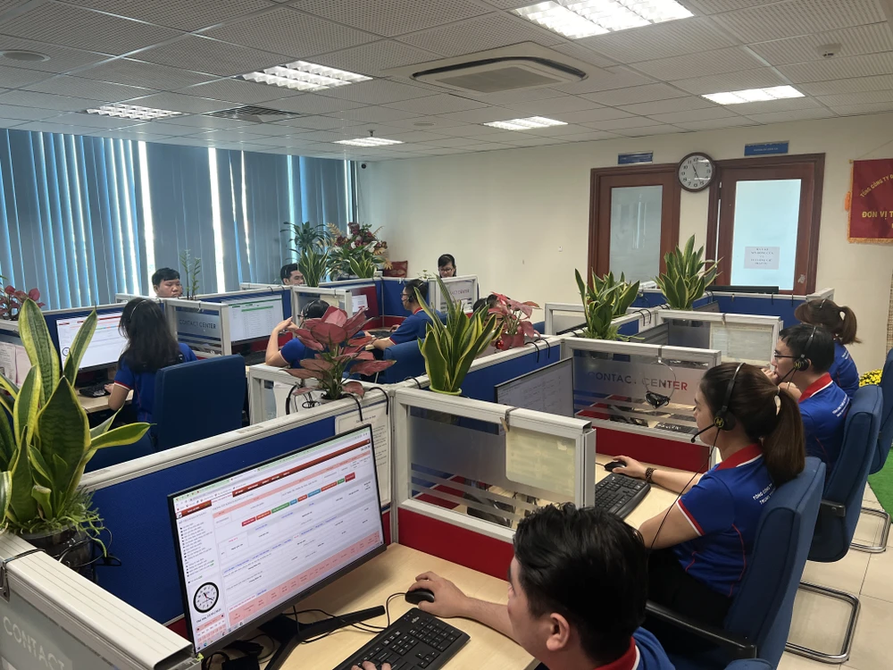 Không khí làm việc đầu xuân tại Trung tâm Chăm sóc Khách hàng, Tổng Công ty Điện lực TP.HCM. Ảnh: ĐÀO TRANG.