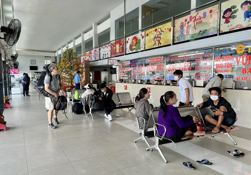 Hành khách nhộn nhịp tại Bến xe Miền Tây. Ảnh: CTV. Hành khách nhộn nhịp tại Bến xe Miền Tây. Ảnh: CTV.