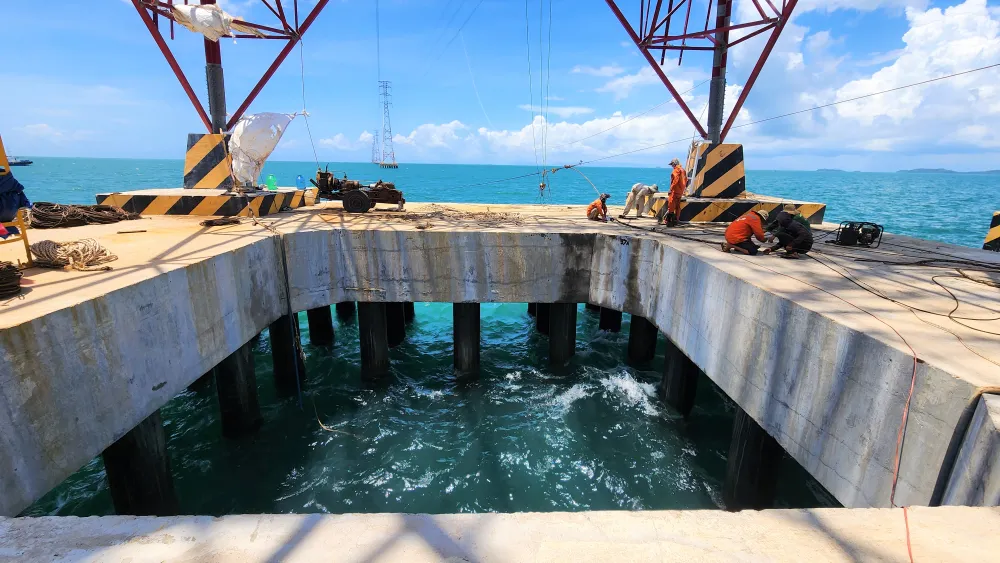 Móng trụ điện trên biển được thiết kế với hệ cọc bê tông ly tâm dự ứng lực, đúc sẵn chống nhiễm mặn, liên kết với hệ đài móng bằng bê tông cốt thép có diện tích lên đến 400 m2/ móng. Mỗi cột thép cao 55-87 m, khoảng cách giữa các vị trí cột trung bình 560 m. Móng trụ điện trên biển được thiết kế với hệ cọc bê tông ly tâm dự ứng lực, đúc sẵn chống nhiễm mặn, liên kết với hệ đài móng bằng bê tông cốt thép có diện tích lên đến 400 m2/ móng. Mỗi cột thép cao 55-87 m, khoảng cách giữa các vị trí cột trung bình 560 m.