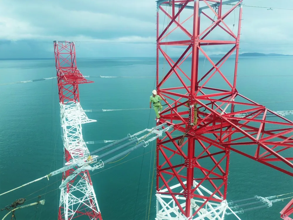 Đường dây điện vượt biển 220kV Kiên Bình – Phú Quốc được xây dựng đảm bảo tĩnh không hàng hải, có hệ thống cảnh báo an toàn hàng không theo quy định. Đồng bộ với công trình đường dây 220kV Kiên Bình - Phú Quốc giai đoạn 1, còn có công trình Trạm biến áp 110 kV Nam Phú Quốc có công suất thiết kế là 2 máy x 63MVA. Đường dây điện vượt biển 220kV Kiên Bình – Phú Quốc được xây dựng đảm bảo tĩnh không hàng hải, có hệ thống cảnh báo an toàn hàng không theo quy định. Đồng bộ với công trình đường dây 220kV Kiên Bình - Phú Quốc giai đoạn 1, còn có công trình Trạm biến áp 110 kV Nam Phú Quốc có công suất thiết kế là 2 máy x 63MVA.