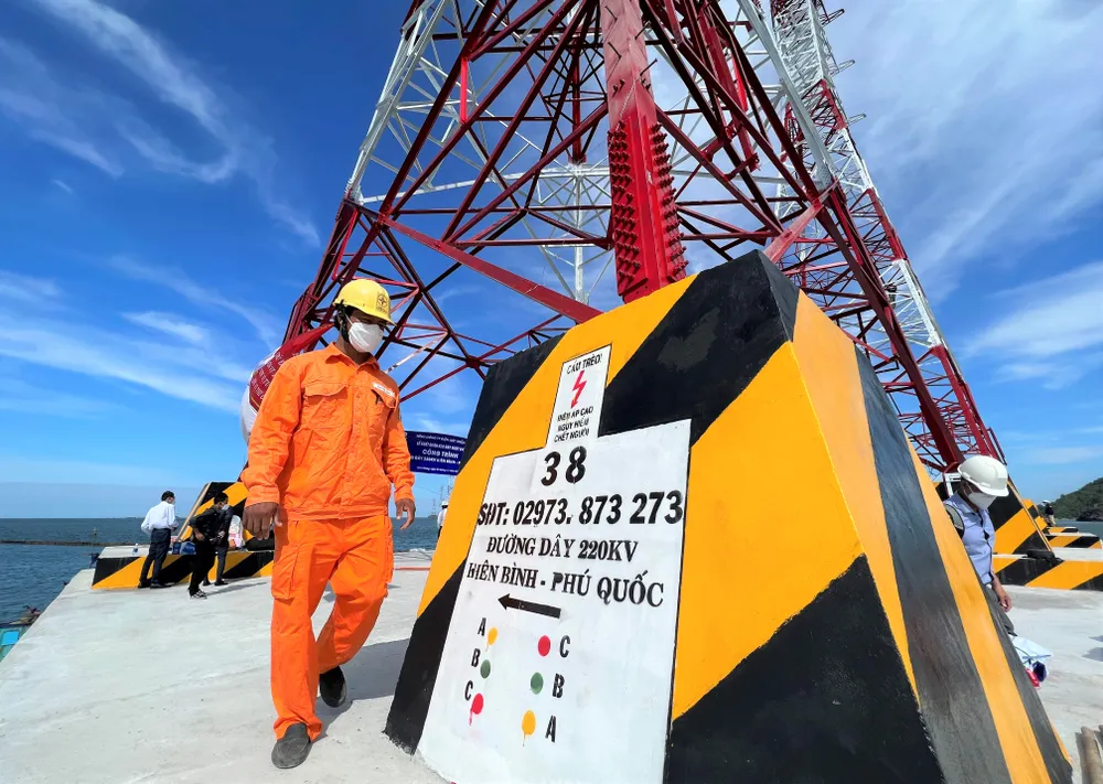 Ông Nguyễn Phước Đức, Tổng giám đốc EVNSPC cho biết đường dây 220kV Kiên Bình - Phú Quốc hoàn thành đóng điện vận hành cấp điện áp 110kV. Từ đó, góp phần nâng cao chất lượng và năng lực cung cấp điện cho TP Phú Quốc, kịp thời san tải cho đường dây cáp ngầm 110kV hiện hữu đang thường xuyên vận hành ở mức tải dần tăng cao, công suất phụ tải đỉnh có lúc tăng lên đến 110 MW. Ông Nguyễn Phước Đức, Tổng giám đốc EVNSPC cho biết đường dây 220kV Kiên Bình - Phú Quốc hoàn thành đóng điện vận hành cấp điện áp 110kV. Từ đó, góp phần nâng cao chất lượng và năng lực cung cấp điện cho TP Phú Quốc, kịp thời san tải cho đường dây cáp ngầm 110kV hiện hữu đang thường xuyên vận hành ở mức tải dần tăng cao, công suất phụ tải đỉnh có lúc tăng lên đến 110 MW.