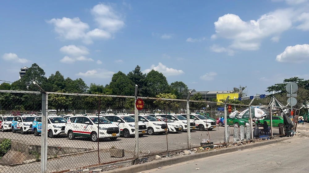 Thời gian sử dụng bãi đệm xe taxi là từ ngày 5-1 đến ngày 6-2. Tuy nhiên, sau khi lên phương án khai thác, phải tới ngày 15-1, bãi đệm xe taxi này mới được hoạt động. Ảnh: ĐT. Thời gian sử dụng bãi đệm xe taxi là từ ngày 5-1 đến ngày 6-2. Tuy nhiên, sau khi lên phương án khai thác, phải tới ngày 15-1, bãi đệm xe taxi này mới được hoạt động. Ảnh: ĐT.