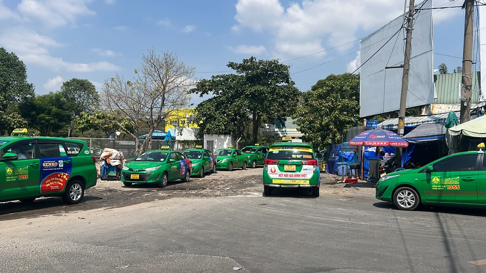 Hiện nay, lượng lớn taxi đang phải đậu ngoài bãi đệm xe taxi, do phía trong đã quá tải. Ảnh: ĐT. Hiện nay, lượng lớn taxi đang phải đậu ngoài bãi đệm xe taxi, do phía trong đã quá tải. Ảnh: ĐT.