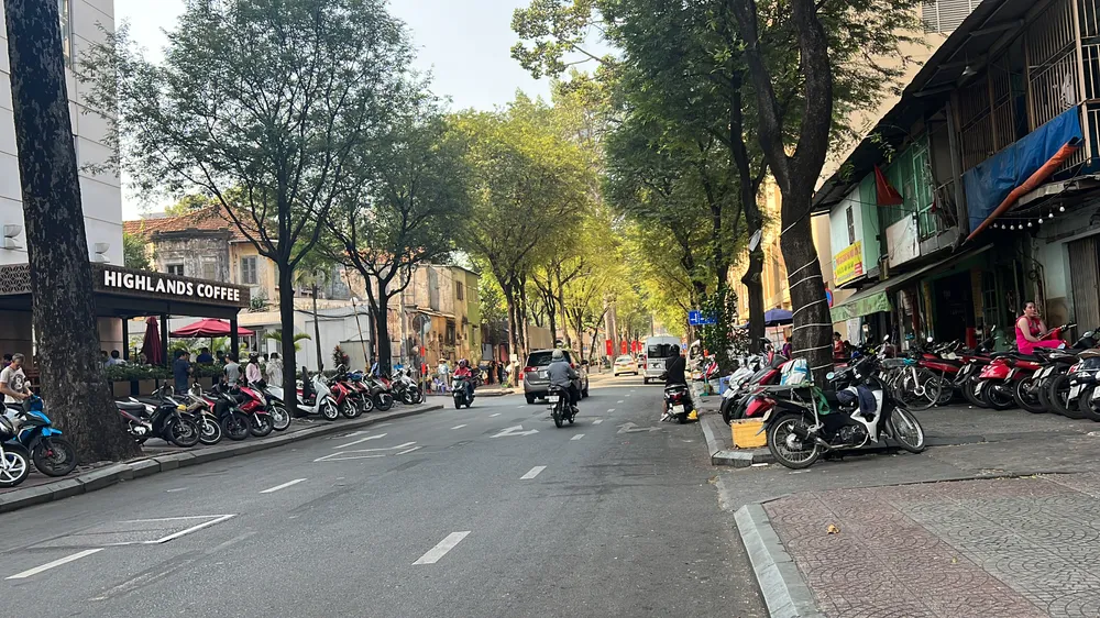 Theo ghi nhận của PV PLO, nhiều tuyến đường ở TP.HCM đang được người dân sử dụng vỉa hè để giữ xe máy hoặc phục vụ cho các hoạt động kinh doanh. Hoạt động trên vừa gây mất mỹ quan đô thị, vừa không đảm bảo không gian cho người đi bộ. Ảnh: ĐT.
