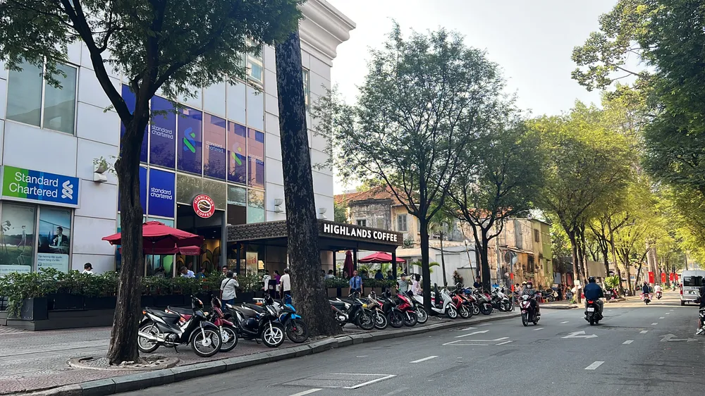 Theo Sở GTVT TP.HCM, hiện nay sở đang rà soát hiện trạng hạ tầng giao thông đường bộ để xây dựng đề án thu phí sử dụng tạm thời một phần lòng đường, hè phố trên địa TP. Từ đó, xây dựng đề án thu phí sử dụng tạm thời một phần lòng đường, hè phố trên địa bàn TP phù hợp tình hình thực tiễn của địa phương.