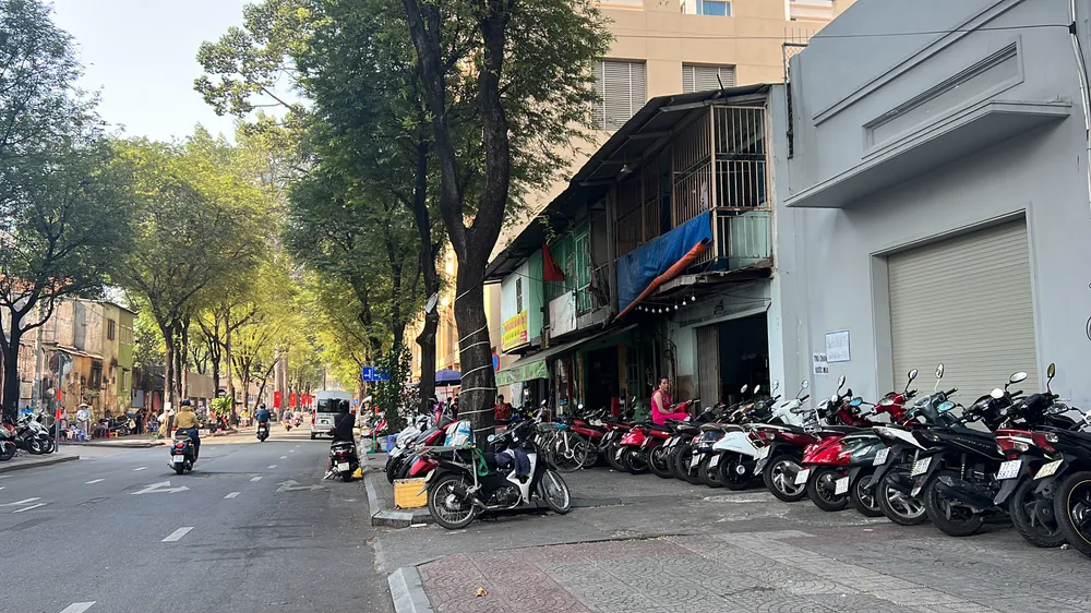 Người dân lấn chiếm vỉa hè trên đường Nguyễn Du, quận 1 để trông giữ xe máy. Ảnh: ĐT.