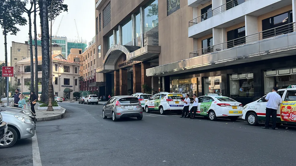 Hàng loạt ô tô đang dừng, đỗ dưới lòng đường, khu vực Nhà hát TP.HCM. Ảnh: ĐT.