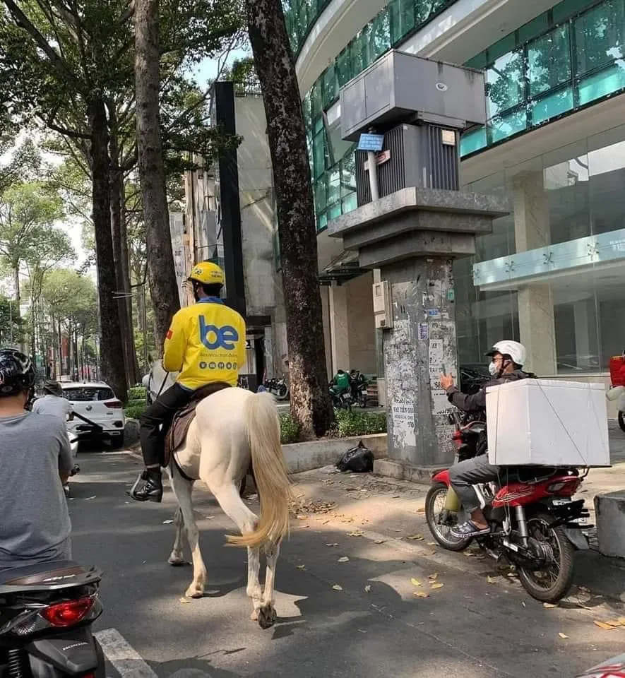 Người đàn ông cưỡi ngựa trên đường phố. Ảnh: Mạng xã hội Facebook. Người đàn ông cưỡi ngựa trên đường phố. Ảnh: Mạng xã hội Facebook.