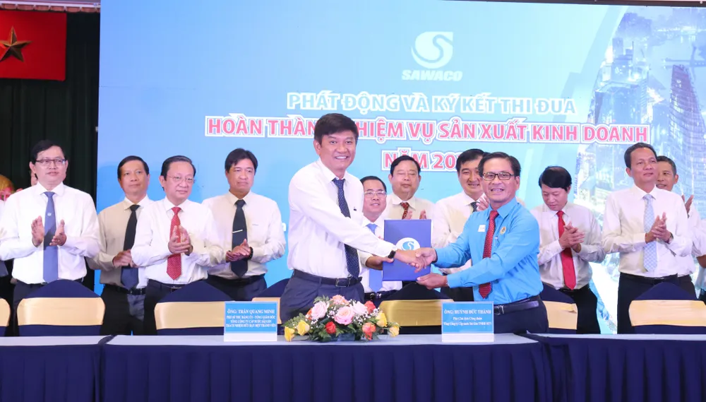 Ban Tổng Giám đốc và Công đoàn SAWACO ký kết thi đua. Ảnh: NGỌC BÍCH.