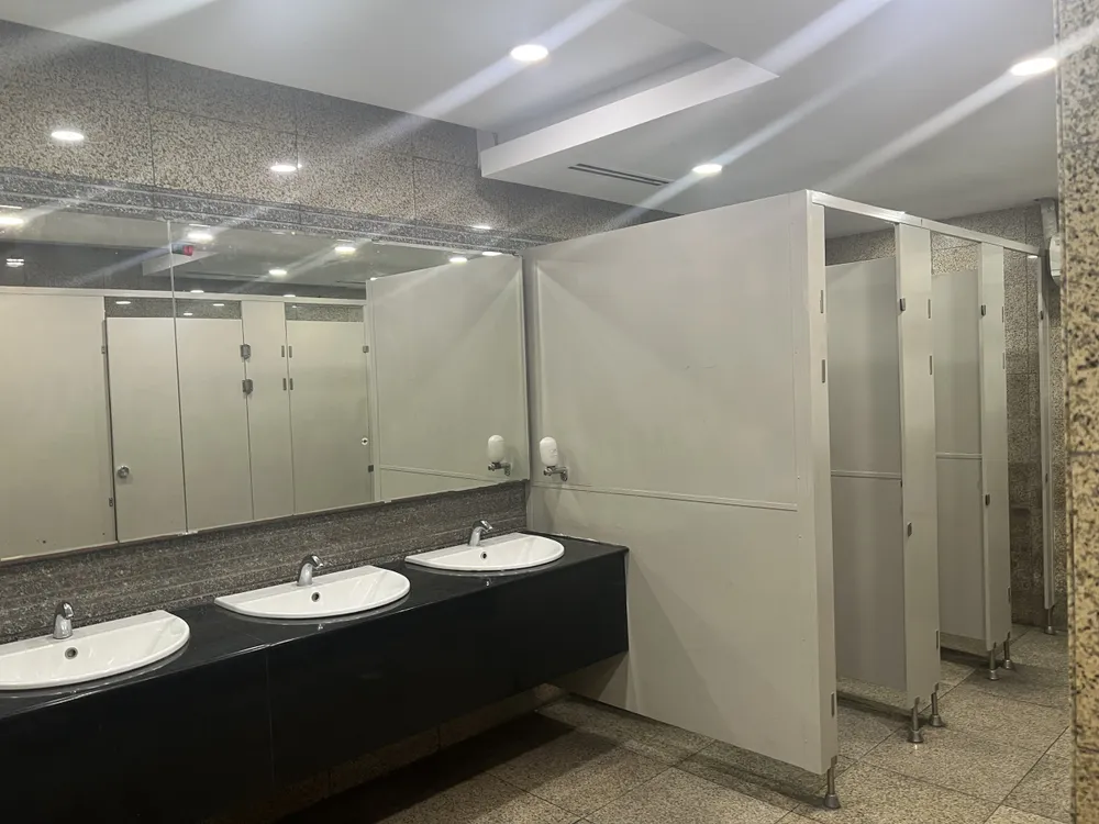 Nhà vệ sinh ở phố đi bộ Nguyễn Huệ sạch sẽ, có nhân viên vệ sinh dọn dẹp thường xuyên. Ảnh: ĐÀO TRANG. Nhà vệ sinh ở phố đi bộ Nguyễn Huệ sạch sẽ, có nhân viên vệ sinh dọn dẹp thường xuyên. Ảnh: ĐÀO TRANG.