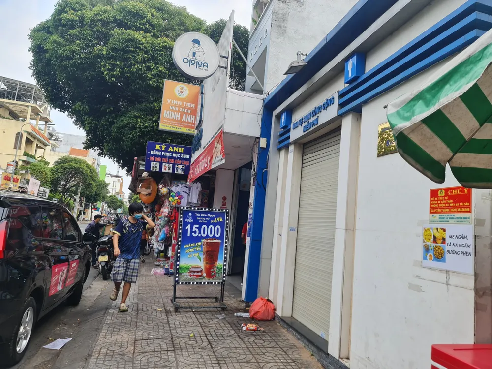 Nhà vệ sinh đóng cửa trên địa bàn quận Tân Phú. Ảnh: NGUYÊN CHÂU. Nhà vệ sinh đóng cửa trên địa bàn quận Tân Phú. Ảnh: NGUYÊN CHÂU.