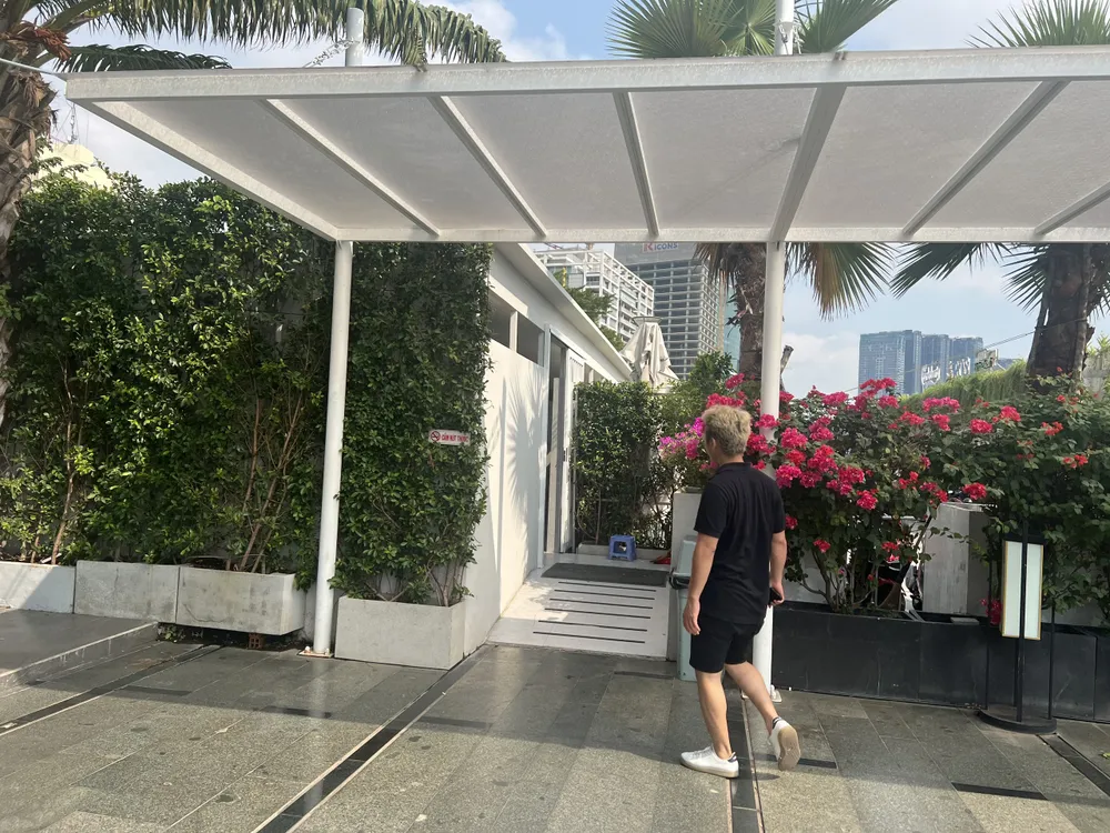 Du khách, người dân đành phải chọn phương án xin đi nhờ khu tàu thủy bến Bạch Đằng nếu bí. Ảnh: ĐÀO TRANG. Du khách, người dân đành phải chọn phương án xin đi nhờ khu tàu thủy bến Bạch Đằng nếu bí. Ảnh: ĐÀO TRANG.