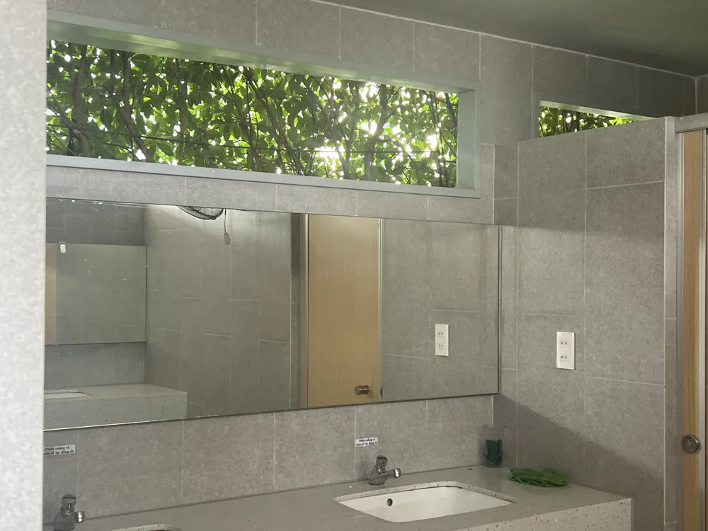 Nhà vệ sinh khá sạch sẽ khi có nhân công dọn dẹp thường xuyên. Ảnh: ĐÀO TRANG. Nhà vệ sinh khá sạch sẽ khi có nhân công dọn dẹp thường xuyên. Ảnh: ĐÀO TRANG.