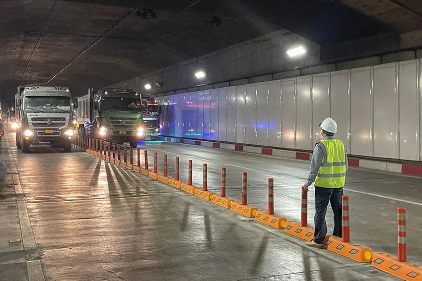 Xe tải trọng lớn được đưa vào hầm sông Sài Gòn để thử tải. Ảnh: ĐT.