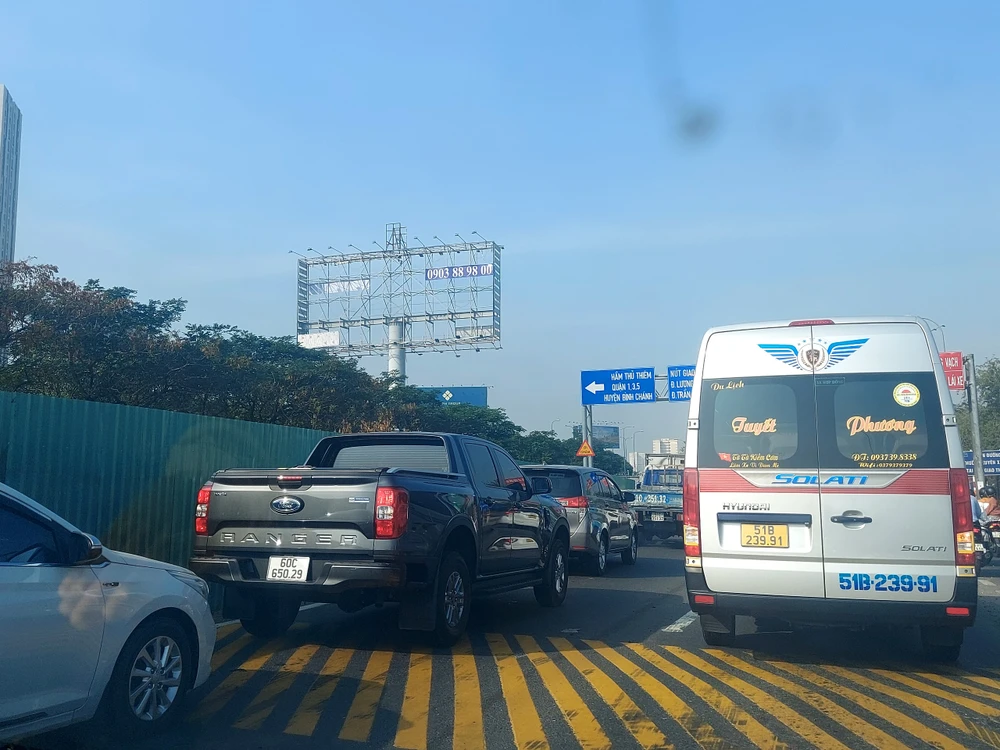 Đường dẫn vào cao tốc TP.HCM - Long Thành - Dầu Giây di chuyển chậm hơn sau khi khu vực này tổ chức lại giao thông, tiến hành rào chắn một phần đường để phục vụ thi công. Ảnh: THU TRINH.