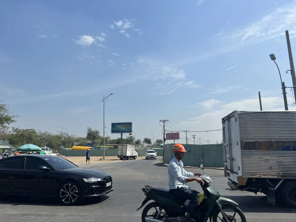 Sau này, khu vực này sẽ có nhiều loại hình giao thông kết nối như cao tốc TP.HCM - Long Thành - Dầu Giây, đường sắt cao tốc TP.HCM - Nha Trang, đường sắt nhẹ Thủ Thiêm - Long Thành, đường sắt nhẹ số 2....đây sẽ là tổ hợp giao thông, nút giao thông đẹp nhất trong thời gian tới. Ảnh: ĐÀO TRANG.