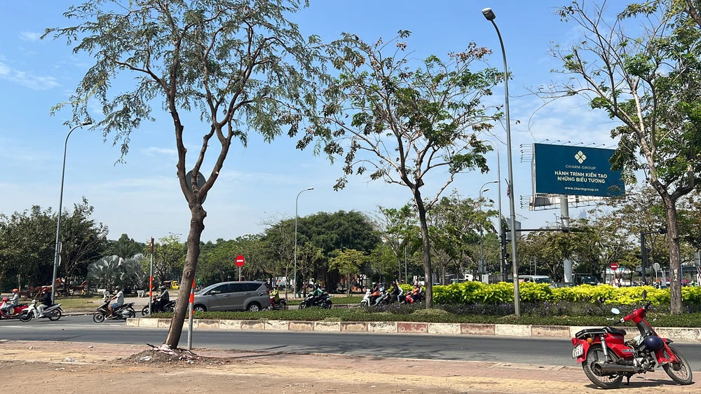 Theo ghi nhận của PV PLO, hiện nay dự án xây dựng nút giao thông An Phú, TP Thủ Đức đã được rào chắn, sẵn sàng chuẩn bị cho việc triển khai thi công. Ảnh: ĐÀO TRANG.