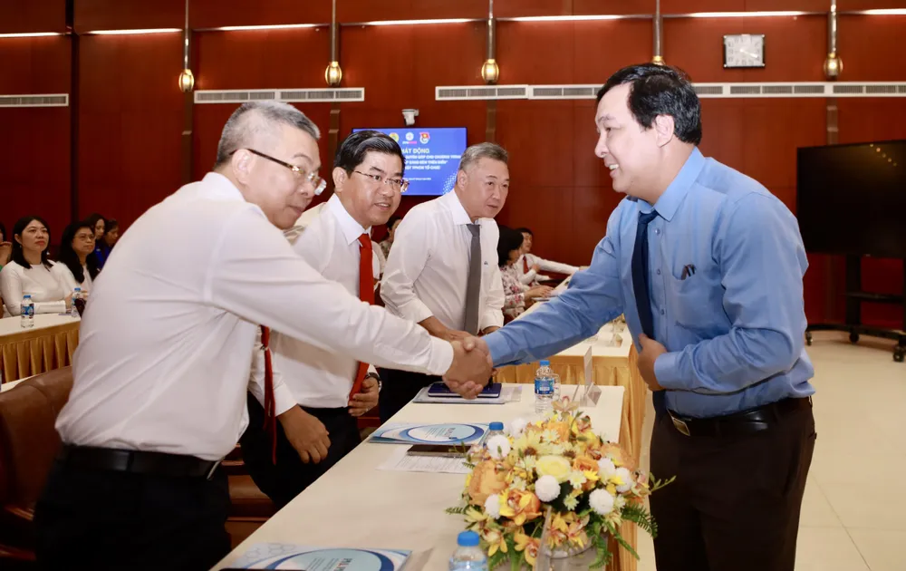 Phó Tổng biên tập Báo Pháp Luật TP.HCM Nguyễn Thái Bình gửi lời cảm ơn tới Ban Lãnh đạo EVNHCMC. Ảnh: NGUYỆT NHI.