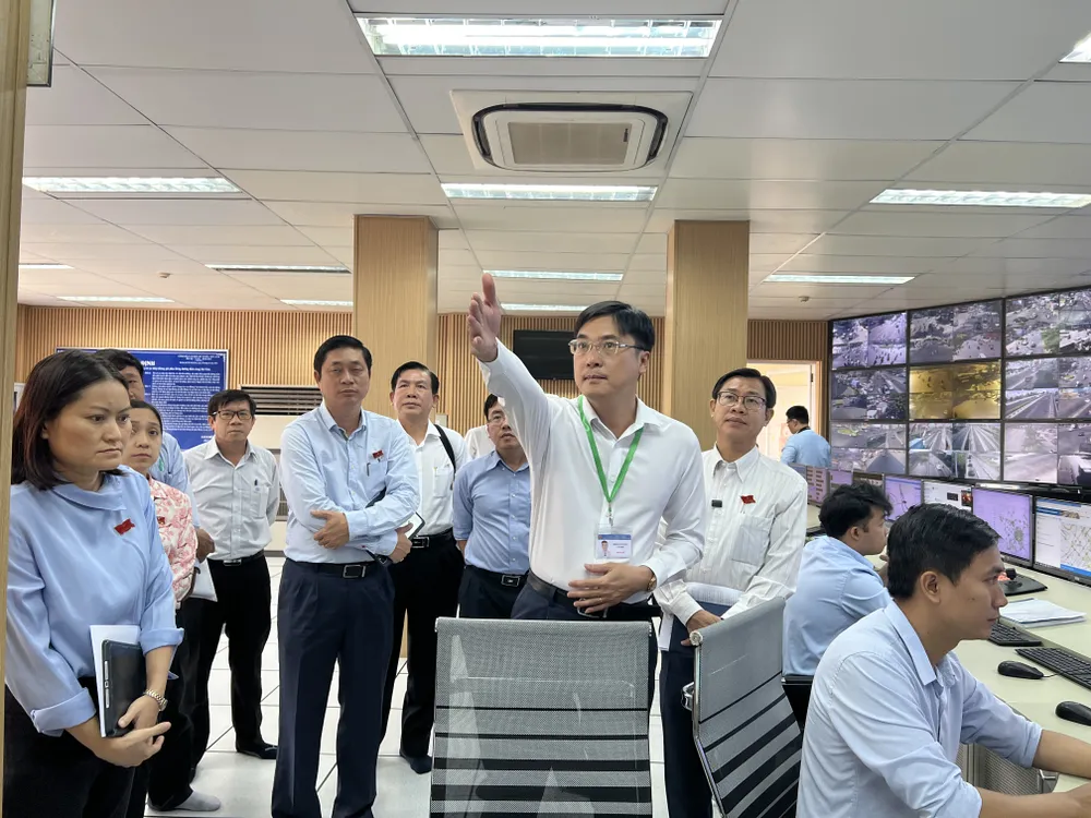 Đoàn giám sát HĐND TP tham quan Trung tâm Quản lý điều hành giao thông đô thị TP. Ảnh: ĐÀO TRANG.