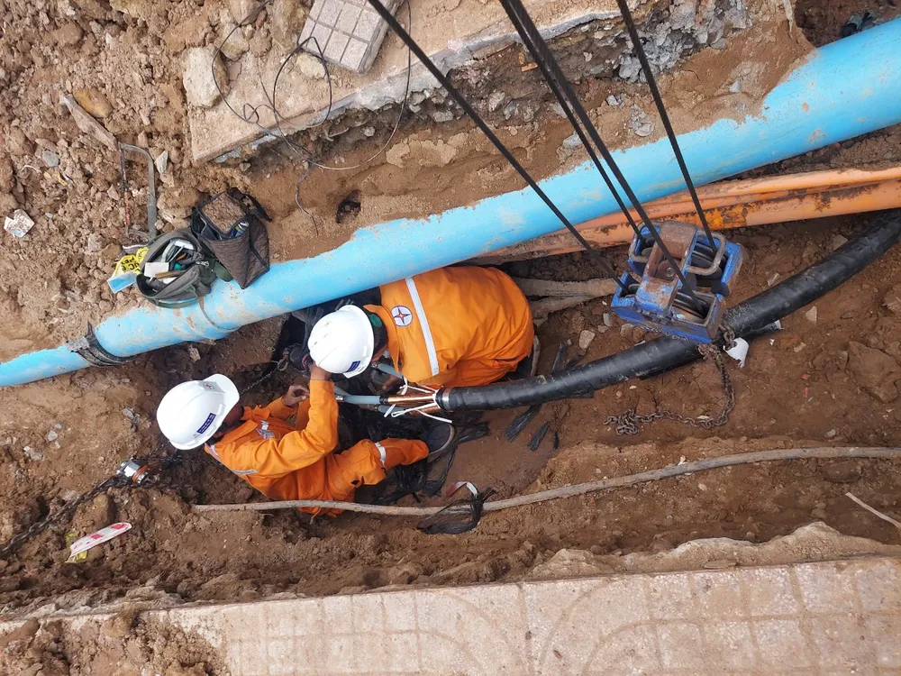 Việc sửa chữa, thay thế cáp ngầm thường rất phức tạp, khó khăn, nên rất cần chung tay bảo vệ hành lang an toàn hệ thống điện. Việc sửa chữa, thay thế cáp ngầm thường rất phức tạp, khó khăn, nên rất cần chung tay bảo vệ hành lang an toàn hệ thống điện.