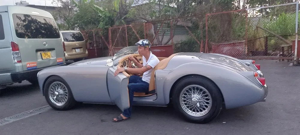 Chiếc xe "độc lạ" xếp hàng chờ đăng kiểm. Ảnh: CTV. Chiếc xe "độc lạ" xếp hàng chờ đăng kiểm. Ảnh: CTV.