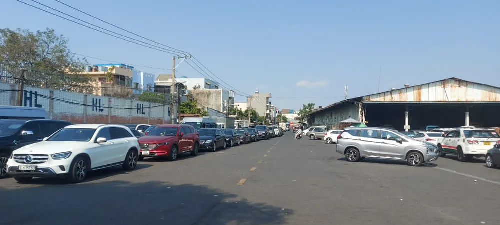 Cảnh xếp hàng, ùn ứ tại trung tâm đăng kiểm 50-03S. Ảnh: CTV. Cảnh xếp hàng, ùn ứ tại trung tâm đăng kiểm 50-03S. Ảnh: CTV.