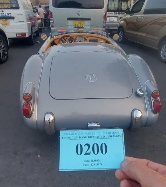 Anh Xuân phải xếp hàng từ 3 giờ sáng, tới 20 giờ mới hoàn tất việc đăng kiểm. Ảnh: CTV. Cảnh xếp hàng, ùn ứ tại trung tâm đăng kiểm 50-03S. Ảnh: CTV. Anh Xuân phải xếp hàng từ 3 giờ sáng, tới 20 giờ mới hoàn tất việc đăng kiểm. Ảnh: CTV. Cảnh xếp hàng, ùn ứ tại trung tâm đăng kiểm 50-03S. Ảnh: CTV.