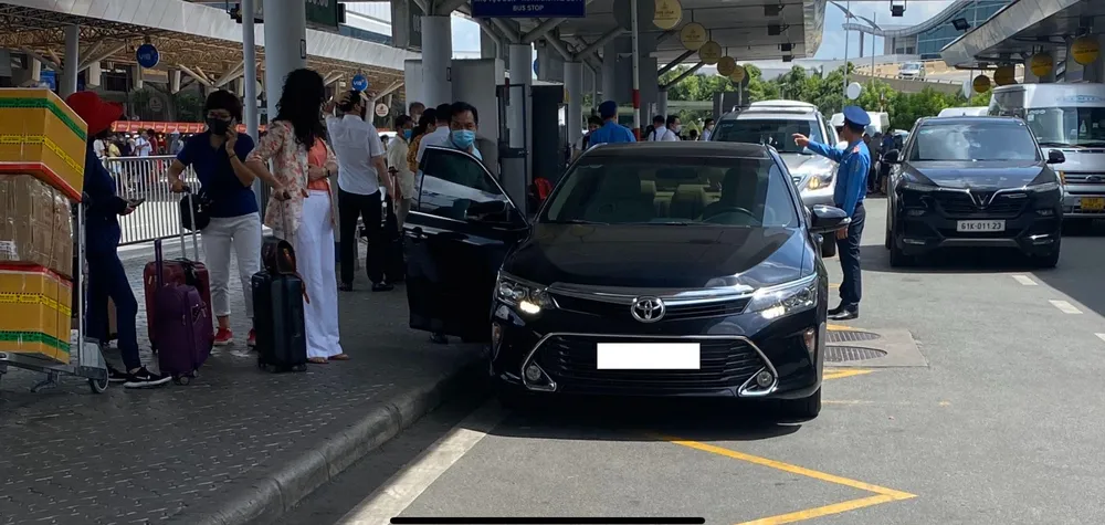 Nhiều trường hợp dừng đỗ, đón trả khách sai quy định. Ảnh: CTV. Nhiều trường hợp dừng đỗ, đón trả khách sai quy định. Ảnh: CTV.