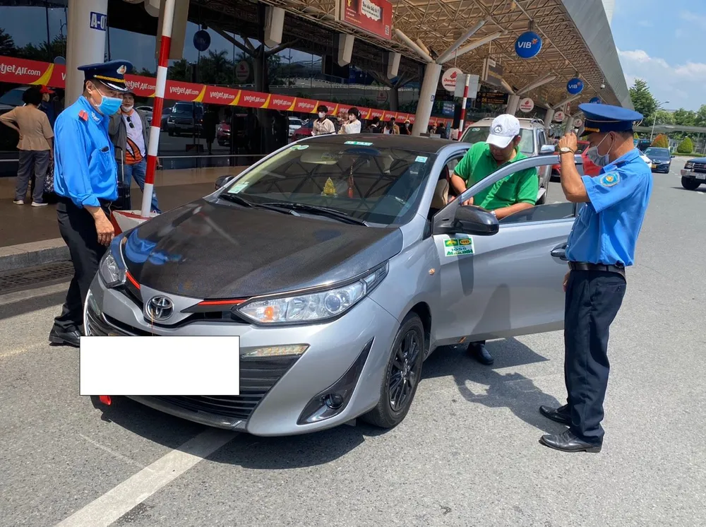 Thanh tra Sở GTVT đã xử phạt 72 trường hợp vi phạm ở sân bay Tân Sơn Nhất. Ảnh: CTV. Thanh tra Sở GTVT đã xử phạt 72 trường hợp vi phạm ở sân bay Tân Sơn Nhất. Ảnh: CTV.