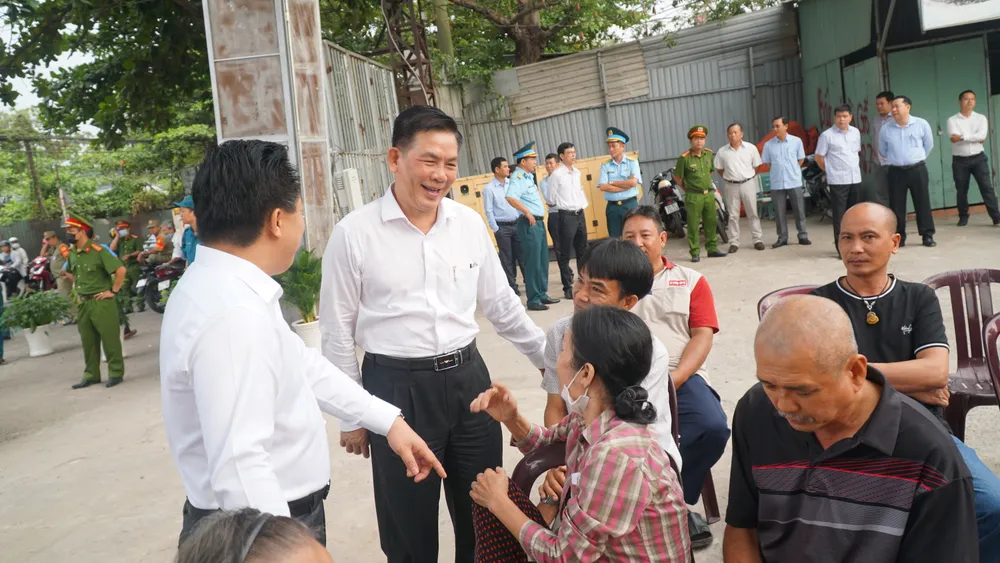 Ông Lương Minh Phúc và ông Hoàng Tùng - Chủ tịch UBND TP Thủ Đức trao đổi với bà con bị ảnh hưởng bởi dự án. Ảnh: ĐÀO TRANG. Ông Lương Minh Phúc và ông Hoàng Tùng - Chủ tịch UBND TP Thủ Đức trao đổi với bà con bị ảnh hưởng bởi dự án. Ảnh: ĐÀO TRANG.