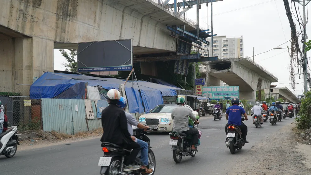 Khu vực cầu Nam Lý - đường Đỗ Xuân Hợp thường xuyên ùn ứ. Ảnh: Nguyễn Tiến. Khu vực cầu Nam Lý - đường Đỗ Xuân Hợp thường xuyên ùn ứ. Ảnh: Nguyễn Tiến.