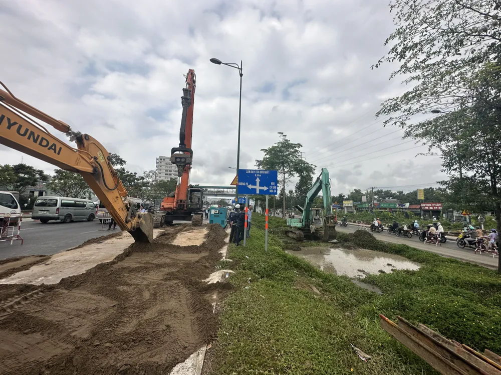 SAWACO đang tích cực xử lý sự cố bể đường ống nước trên đường Phạm Văn Đồng. Ảnh: ĐT.