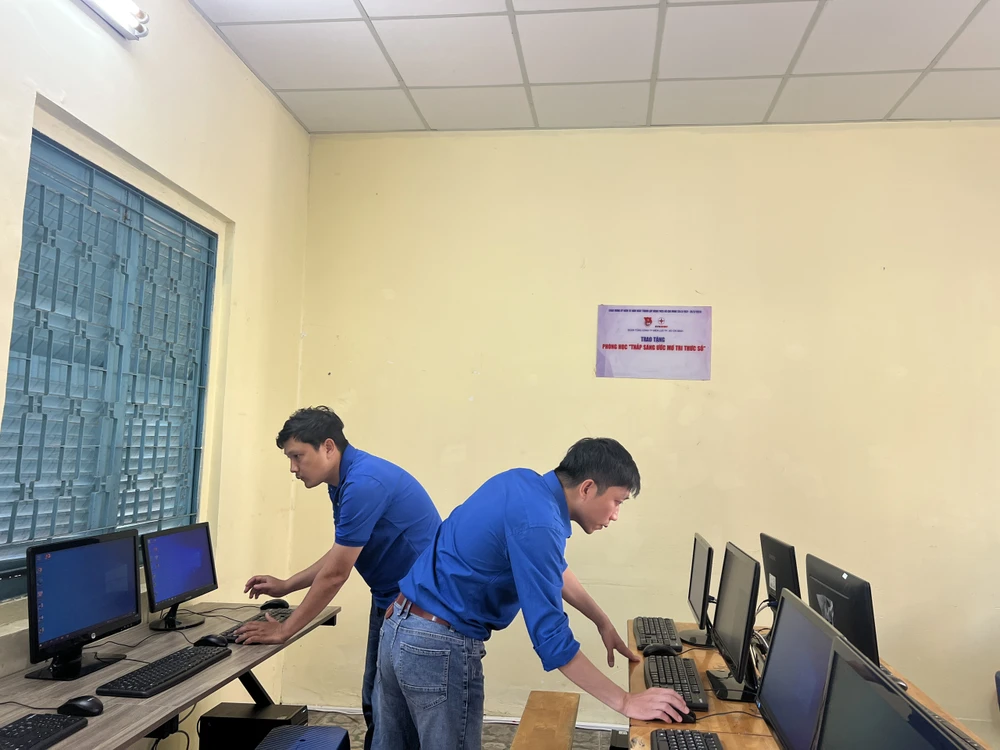 Đoàn Thanh niên EVNHCMC lắp đặt máy tính, trao tặng cho Làng thiếu niên Thủ Đức. Ảnh: ĐT.