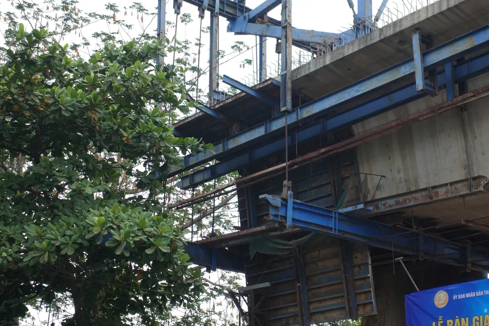 Dự kiến dự án cầu Nam Lý sẽ được hoàn thành từ 14-16 tháng tới, góp phần giảm ùn ứ khu vực đường Đỗ Xuân Hợp, tạo điều kiện phát triển kinh tế - xã hội. Ảnh: ĐÀO TRANG.