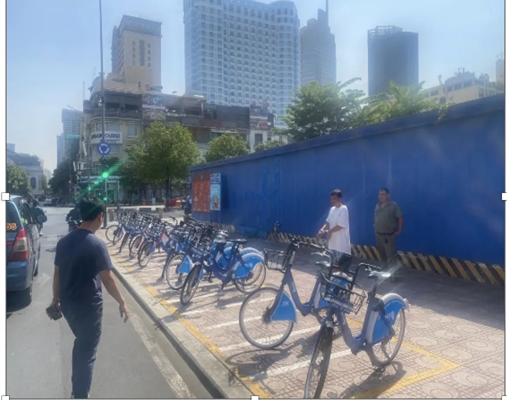 Dựng lại hiện trường vụ trộm xe đạp công cộng rồi mang đi bán.