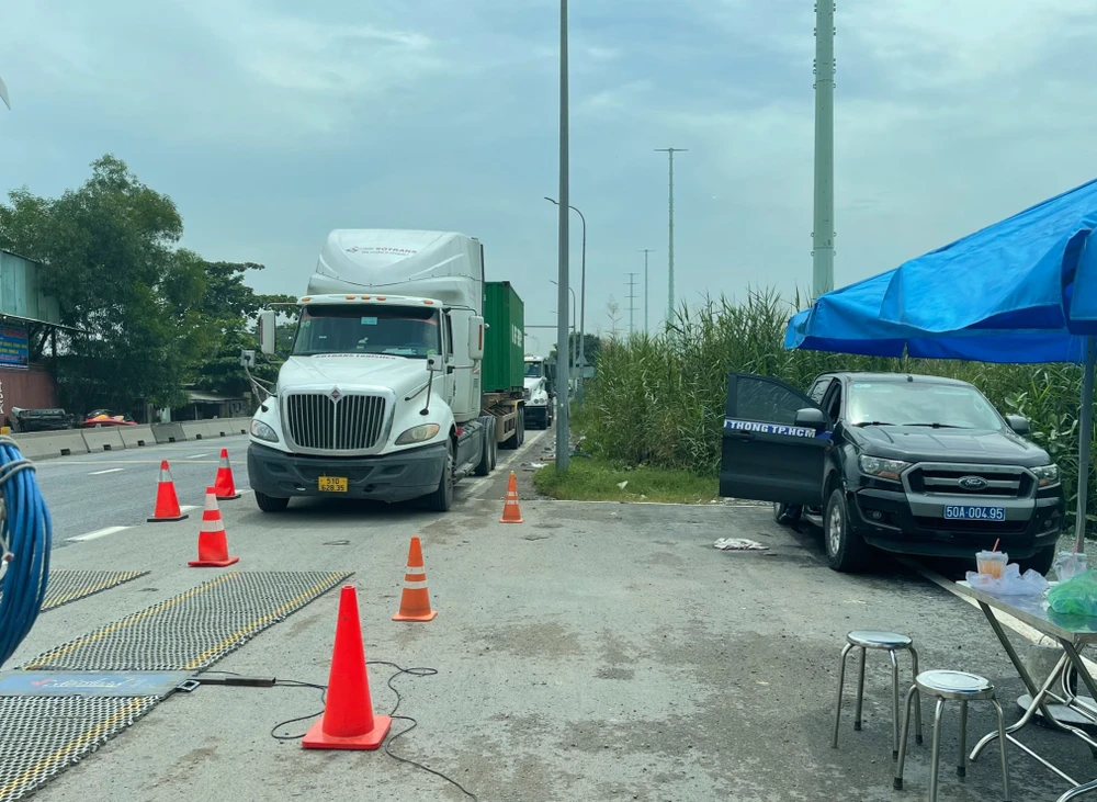 Trong quý I-2023, lực lượng Thanh tra giao thông đã xử phạt 41 trường hợp chở hàng quá tải trọng cho phép, với tổng số tiền phạt hơn 3,9 tỉ đồng. Ảnh minh họa