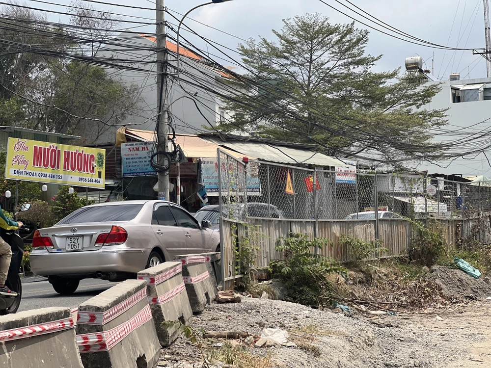 Khu vực đang triển khai thi công thường diễn ra tình trạng ùn ứ bởi mặt đường bị thu hẹp.