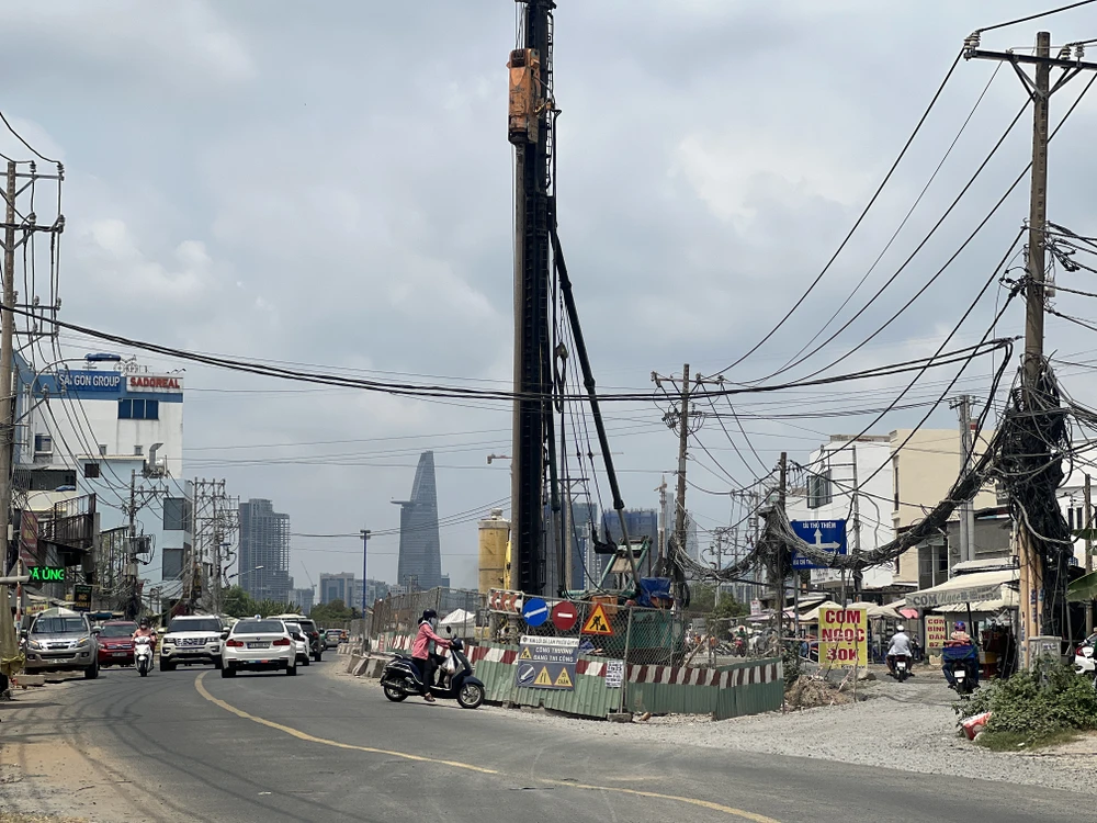 Công trường được chia thành nhiều mũi thi công. Trong đó có nhóm xử lý nền đất yếu, đây là hạng mục mất nhiều thời gian nhất của dự án. Một đoạn đường gần đó đang được nhóm thi công khác trải đá, thảm nhựa, bó vỉa hè.