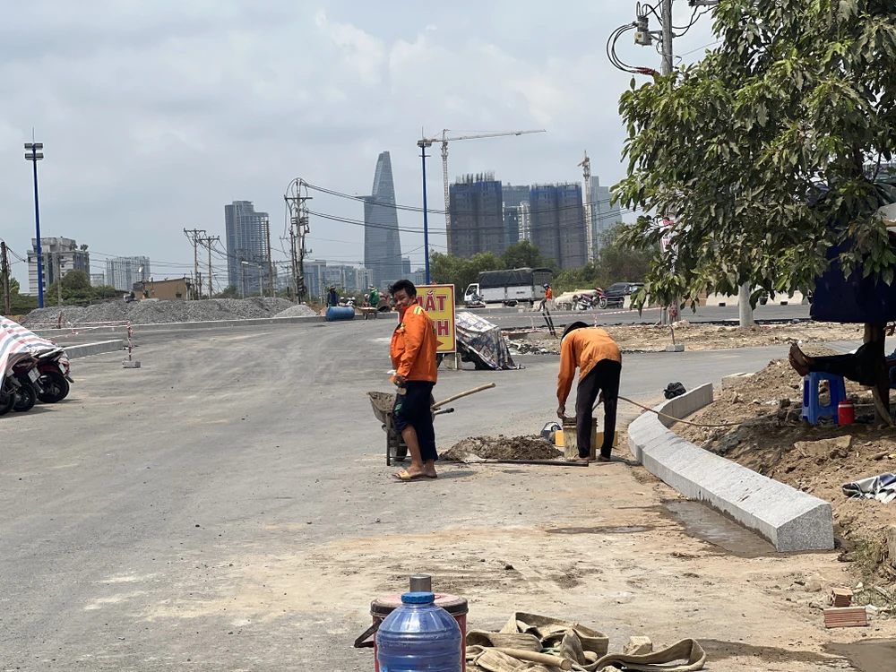 Các công nhân đang thực hiện hạng mục bó vỉa hè trên đường Lương Định Của.