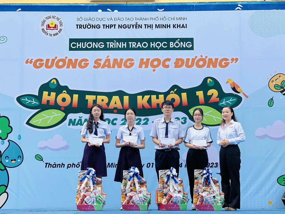 Ngành điện trao học bổng cho đại diện các em học sinh có hoàn cảnh khó khăn. Ảnh: ĐT. Ngành điện trao học bổng cho đại diện các em học sinh có hoàn cảnh khó khăn. Ảnh: ĐT.