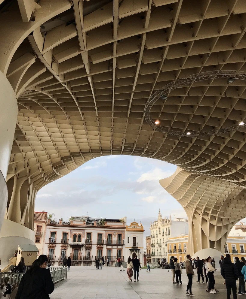 Lắp mái che cho tuyến phố Lê Lợi: Cần cả giải pháp trước mắt và lâu dài ảnh 5 Lắp mái che cho tuyến phố Lê Lợi: Cần cả giải pháp trước mắt và lâu dài ảnh 5