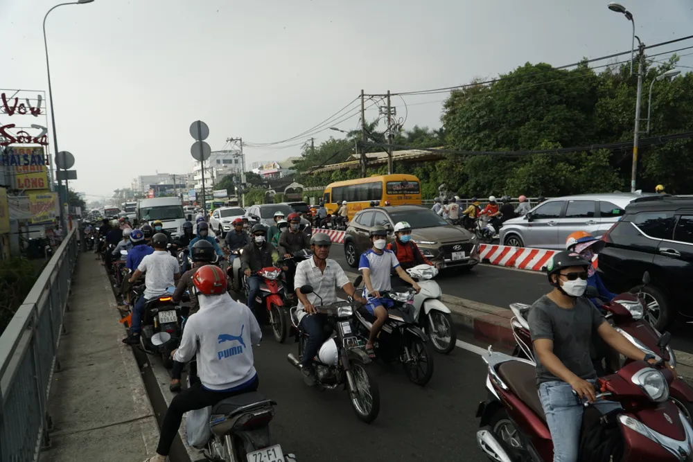 Mật độ lưu thông lớn cùng với tình trạng người tham gia giao thông đi ngược chiều nhiều khiến tình hình giao thông ở đây càng thêm hỗn loạn. Mật độ lưu thông lớn cùng với tình trạng người tham gia giao thông đi ngược chiều nhiều khiến tình hình giao thông ở đây càng thêm hỗn loạn.
