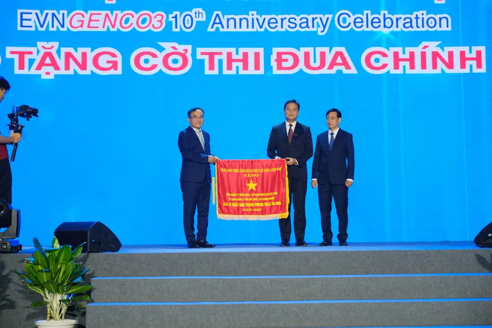 EVNGENCO3 vinh dự đón nhận Cờ thi đua của Chính phủ, Cờ truyền thống của UBND TP.HCM, bằng khen của Ủy ban Quản lý vốn nhà nước tại doanh nghiệp. EVNGENCO3 vinh dự đón nhận Cờ thi đua của Chính phủ, Cờ truyền thống của UBND TP.HCM, bằng khen của Ủy ban Quản lý vốn nhà nước tại doanh nghiệp.