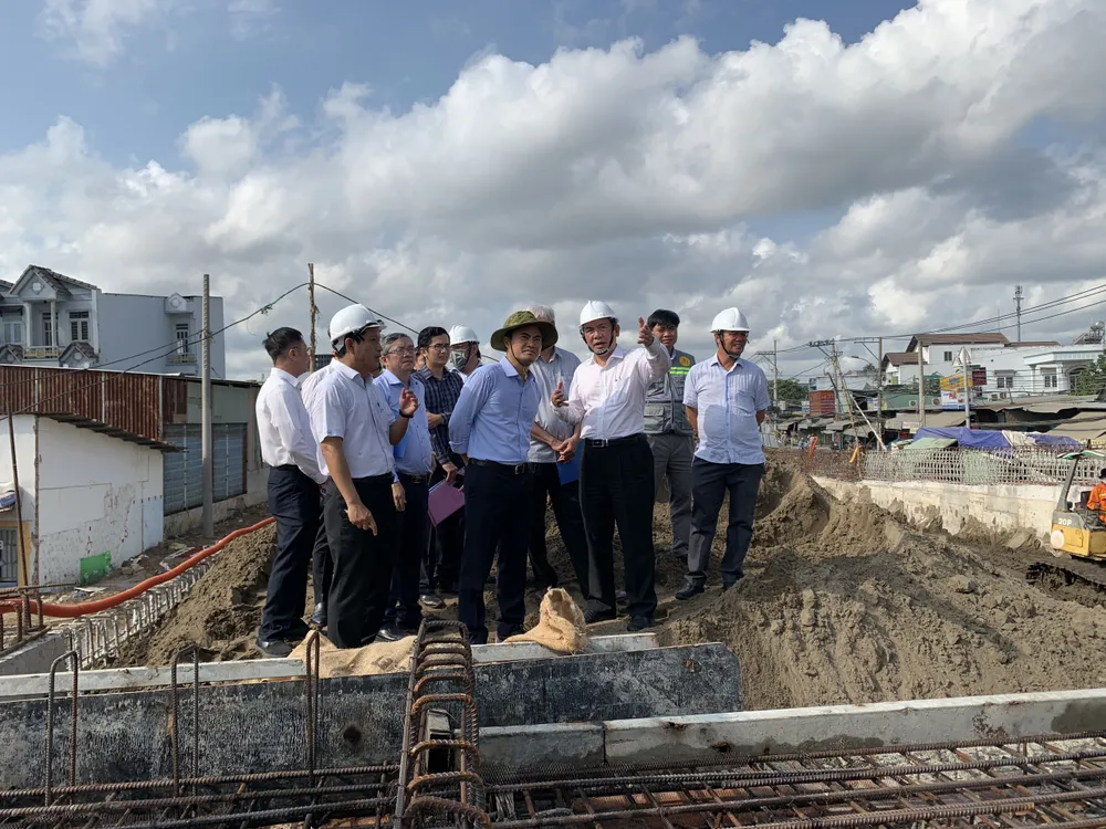 Phó Chủ tịch UBND TP.HCM Bùi Xuân Cường yêu cầu đẩy nhanh tiến độ dự án xây dựng cầu Long Kiểng. Ảnh: PN.