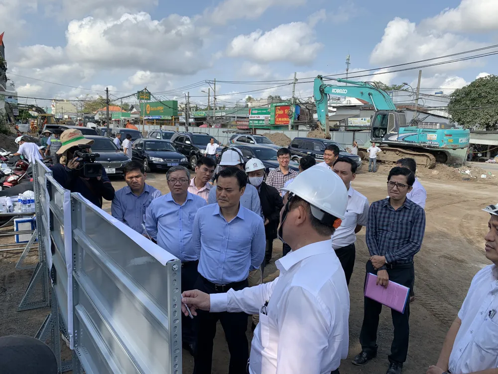 Phó Chủ tịch Bùi Xuân Cường đốc thúc các đơn vị đẩy nhanh tiến độ dự án. Ảnh: PN.