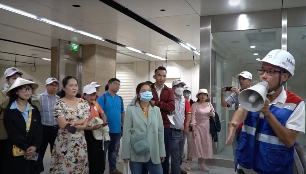 Đoàn khảo sát, tham quan tuyến metro số 1.