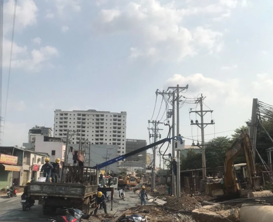 Mới đây, ngày 4-4, Điện lực TP Thủ Đức đã di dời lưới điện 3 cung đoạn còn lại do trước đó Ban quản lý Dự án đầu tư xây dựng khu vực TP Thủ Đức chưa bàn giao mặt bằng.